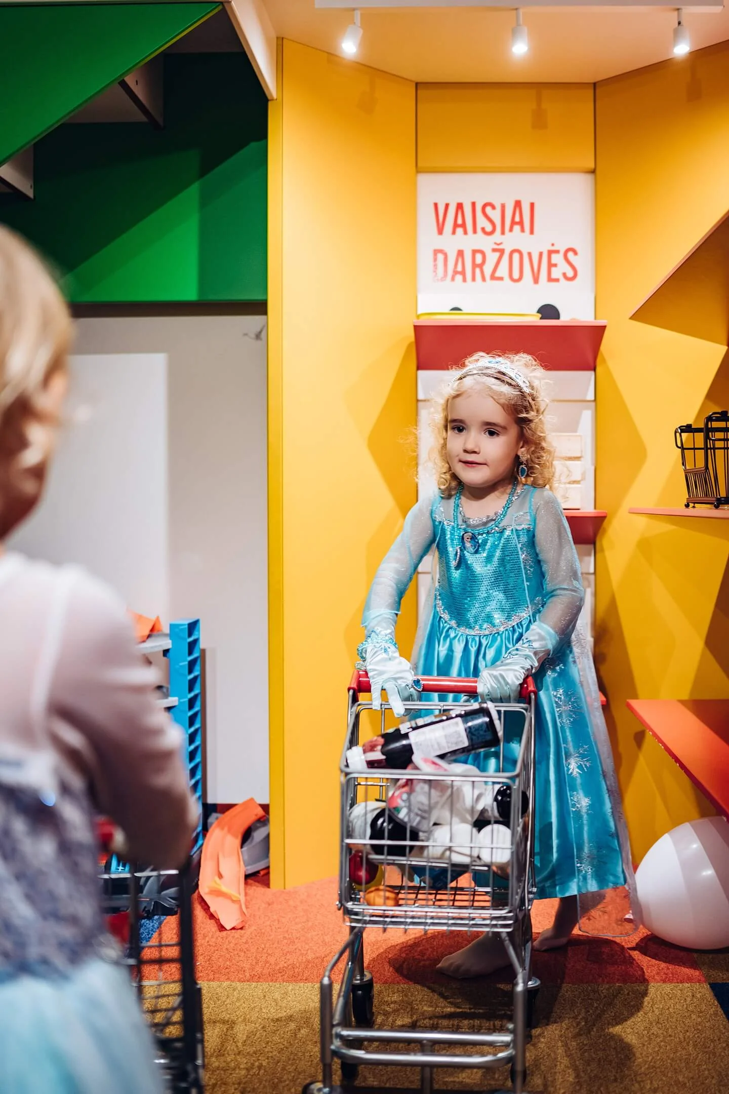 Stilinga gimtadienio fotosesija šventinėje erdvėje